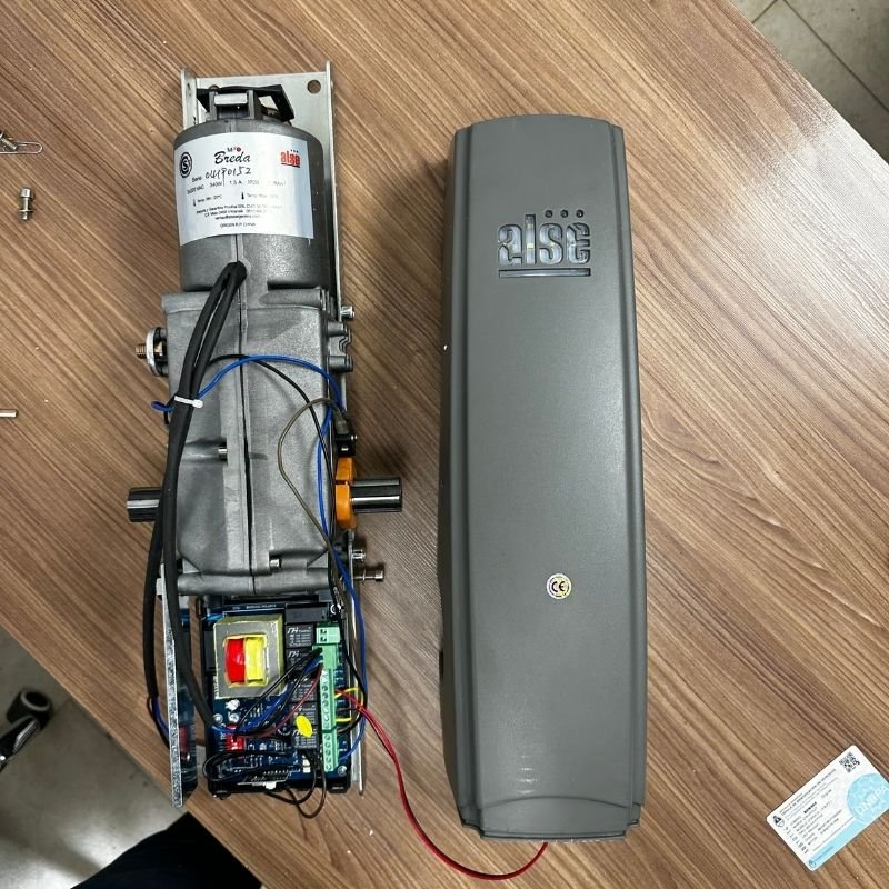 Instalación de motor ALSE Breda en portón levadizo. Instalación de motor ALSE modelo Breda en portón levadizo, equipado con placa electrónica y controles con código evolutivo (rolling code) para evitar la clonación. Trabajo realizado por HERREELEC.